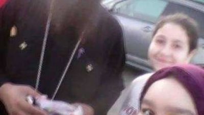 راعي كنيسة العبور يوزع الهدايا على الأطفال بمناسبة عيد الأضحي