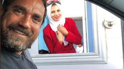 أمير كرارة لإحدى الموظفات: «شكرًا إني اتصورت معاكي»