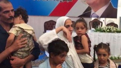 «دموع وأحضان».. مشاهد مؤثرة لزوجين غارمين أُفرج عنهم بعفو رئاسي (فيديو)