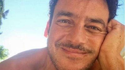 ”خالد أبوالنجا” مهاجمًا ”رافضي المثلية”: كفاية عك