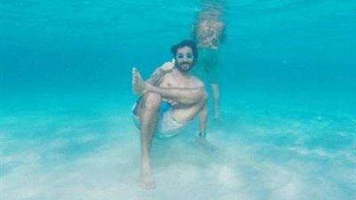 أحمد حلمي يهنئ جمهوره بالعيد من تحت سطح الماء