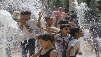 الأطفال يسبحون في نافورة حديقة الأزهر احتفالًا بالعيد