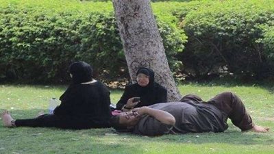 رغم درجات الحراراة العالية.. المصريون يحتفلون بالعيد في حديقة الأزهر