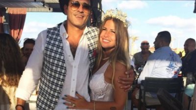 منة حسين فهمي تحتضن «كلب» بفوتوسيشن زواجها