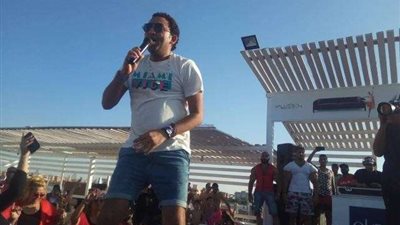 شحاته كاريكا يشعل شاطئ «وايت بيتش»