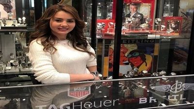 إطلالة مميزة لـ دينا فؤاد بإحدى محلات الإكسسوارات والأنتيكات