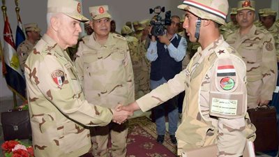 بالصور.. رئيس الأركان يشهد المرحلة الرئيسية للمشروع التكتيكي 