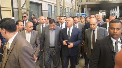 بالصور.. تفاصيل جولة كامل الوزير بمحطة مصر