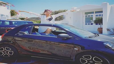 ”مي عمر” تُصور أحدث جلساتها في جزيرة «ميكونوس»