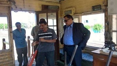 رئيس هيئة السكة الحديد يكافئ خفير لإلتزامه ويحيل آخرون للتحقيق