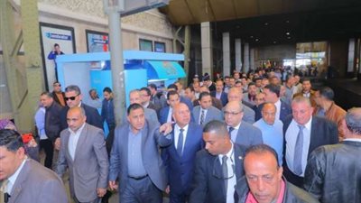 بالصور.. جولة وزير النقل بمحطة مصر