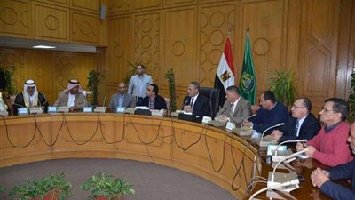 محافظ الإسماعيلية يكرم رؤساء وفود الدول المشاركة في مهرجان الهجن