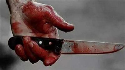 ربة منزل ونجلها يعتديان على شقيق زوجها يسبب خلافات مالية