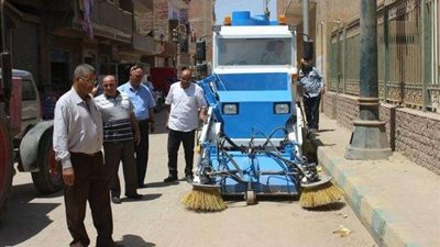 المنيا.. مجلس مدينة مطاي يجري تجربة عملية لمكنسة ”آلية” تنظف الشوارع