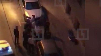 بالفيديو.. هجوم مسلح من مجهولين على أفراد شرطة بموسكو