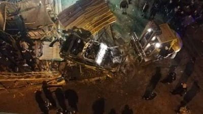 الأوناش ترفع حطام سيارة شرطة سقطت من أعلى كوبري أرض اللواء