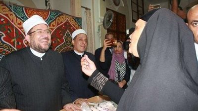 وزير الأوقاف يوزع لحوم الأضاحي على الأكثر احتياجًا