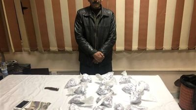 ضبط تاجر مخدرات بحوزته 1560 جرام هيروين بالوراق