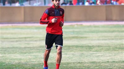 حمدي فتحي يبدأ تدريبات الجري حول الملعب