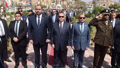 محافظ بني سويف يضع الزهور على اللوحة التذكارية للشهداء