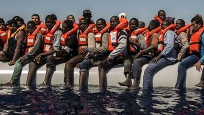 إيطاليا تسمح للمهاجرين العالقين بدخول أراضيها
