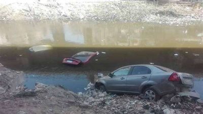 بالصور.. سقوط 3 سيارات ملاكي في ترعة المريوطية