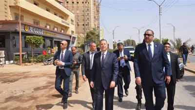 محافظ بني سويف ومدير الأمن يتابعان رفع الإشغالات بكورنيش النيل