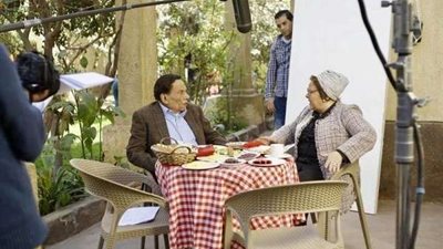 دلال عبد العزيز والزعيم في منزلهما لتصوير مشاهد 