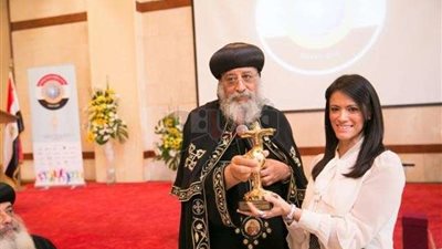 البابا تواضروس يهدي وزيرة السياحة هدية تذكارية