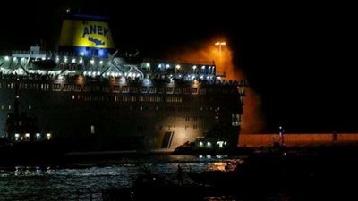 حريق يجبر عبارة ركاب يونانية على الرجوع دون إكمال رحلتها (صور)