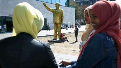 ألمانيا تزيل تمثالا لأردوغان من إحدى مدنها.. (صور)