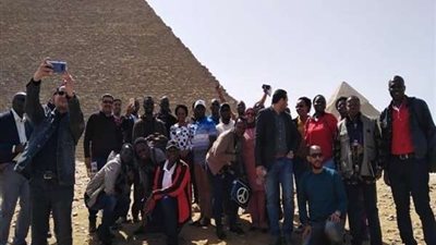 وفد الجامعات الأفريقية يزور الأهرامات