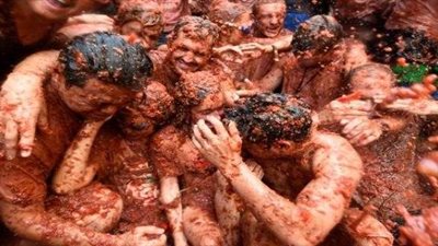 مهرجان ”حرب الطماطم” ينطلق من جديد في بونول الإسبانية