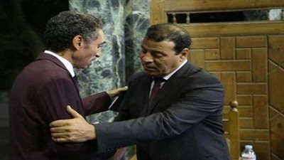 بالصور.. بدء مراسم عزاء شقيق عصام كامل