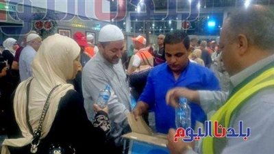 ”مصر للطيران” تستقبل الحجاج الفلسطينيين بالعصائر والمياه.. (صور)