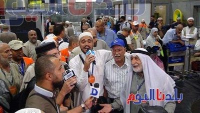 حجاج غزة ينشدون الأغاني الدينية في مطار القاهرة.. (صور)