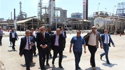 وفد نقابة البترول يتفقد الشركات بالسويس..(صور)