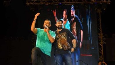 شاهد.. الهضبة يضرب البودي جارد من أجل أحد معجبيه