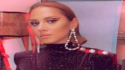 ياسمين رئيس بإطلالة ذهبية في أحدث جلسة تصوير