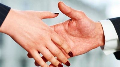 أمين الفتوى يوضح آراء الفقهاء في حكم انتقاض الوضوء بعد مصافحة المرأة