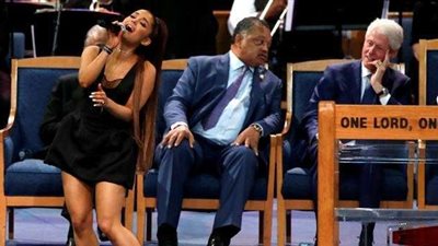 كلينتون يتعرض لهجوم بسبب نظرته لإحدى المطربات