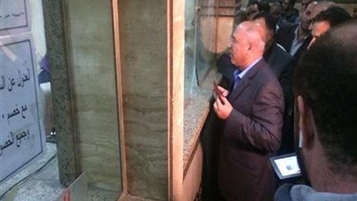 بالصور.. وزير النقل يقف في طابور على شباك تذاكر القطارات