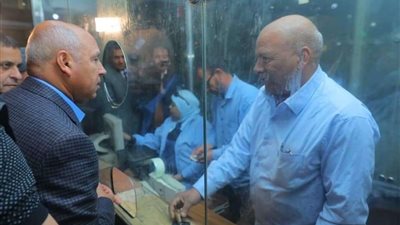 بالصور.. وزير النقل يقف في طابور ويتفقد محطة قطارات رمسيس