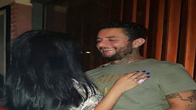 الفيشاوي ينشر صورة مثيرة برفقة زوجته