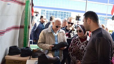 محافظ بورسعيد يتفقد معرض لمنتجات الشباب الحرفية واليدوية بالمدينة الرياضية