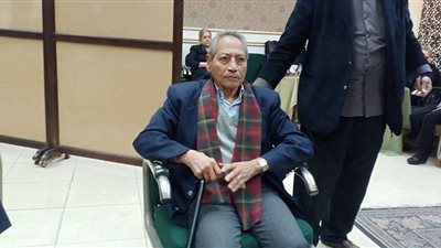 وزير التضامن الأسبق يحضر عزاء الكاتب الصحفي نبيل زكي