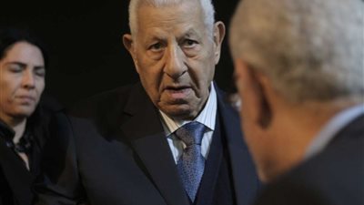 بالصور.. مكرم محمد أحمد يحضر عزاء الكاتب الصحفي نبيل زكي