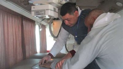 الكشف على 1277 شخص في قافلة طبية جنوب غرب بني سويف