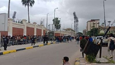 بالصور.. إقبال كبير على تذاكر الأهلي والساورة في الإسكندرية