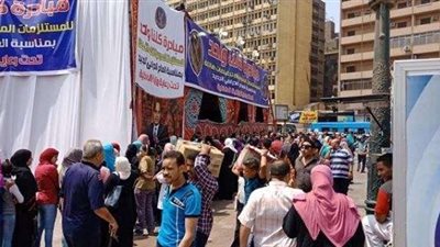تزاحم المواطنين أمام منفذ بيع مبادرة ”كلنا واحد” للمستلزمات المدرسية